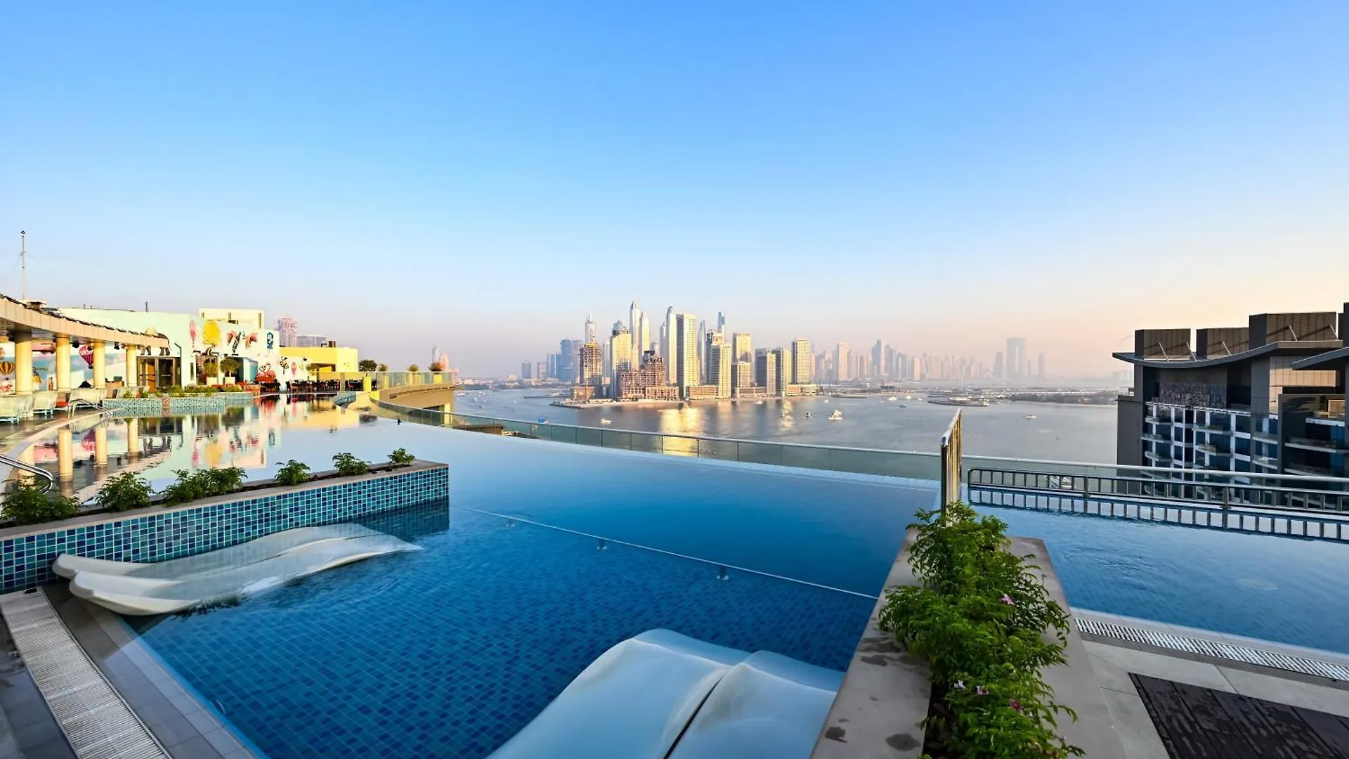 Daire Luxury Studio - Sea View, Beach Access & Infinity Pool - Seven Palm Residences Dubai
